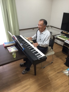 垂水の高齢者向け住宅サニーサイドホームすずの喫茶会でピアノを演奏するボランティアさん