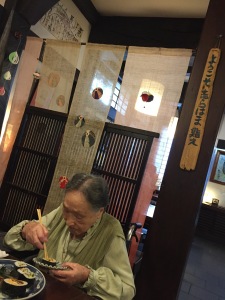 サービス付き高齢者向け住宅 サニーサイドホームすずの特別企画思い出わくわくルーツの旅の昼食は須磨寺のお寿司