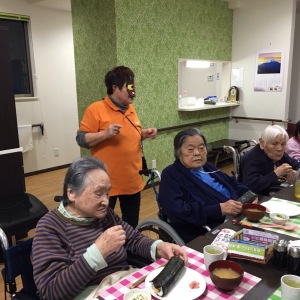 神戸市垂水区のサービス付き高齢者向け住宅、サニーサイドホームすずで太巻きをまるかぶり