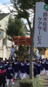 垂水の在宅介護・鈴木在宅ケアサービス事務所前を通る秋祭りの布団太鼓