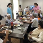 神戸市垂水区のサービス付き高齢者向け住宅 サニーサイドホームすずでのお好み焼きパーティー