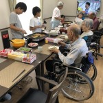 神戸市垂水区のサービス付き高齢者向け住宅 サニーサイドホームすずでのお好み焼きパーティー