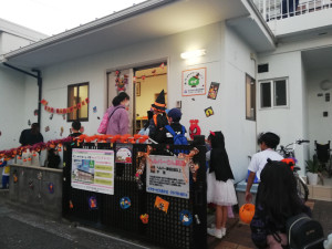 地域のハロウィンパレードにも参加してお菓子を配りました