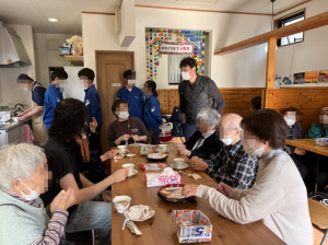すずカフェが開かれ垂水東中学のトライやるの生徒さん達が手伝ってくれている様子